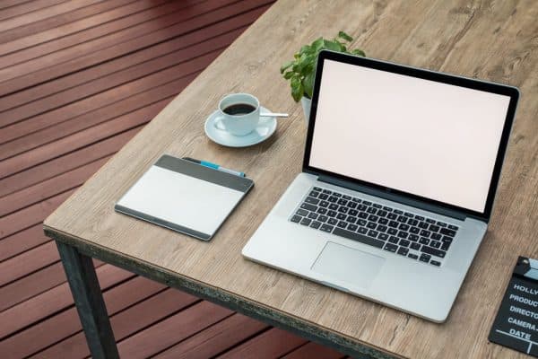 Een opstelling met een laptop, notitieboek en een kopje koffie, passend bij het thema van productiviteit en inspiratie op het blogoverzicht van Het Balanshuis.