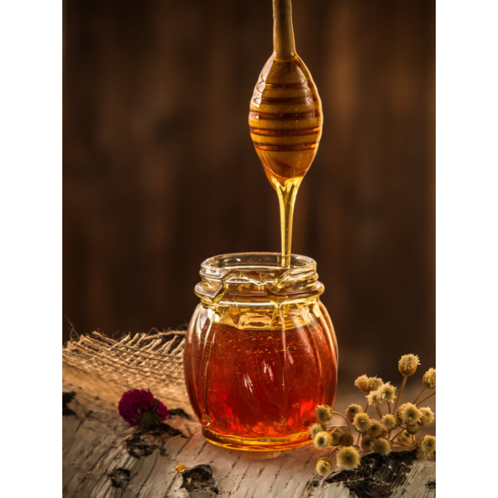 Verschillende honingpotjes die de diversiteit van suikerbronnen vertegenwoordigen, benadrukken de zoete variëteit van natuurlijke suikers.